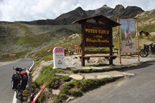 „Dach der Etappe“: Passo di Gavia; Holztafel mit falscher Höhenangabe