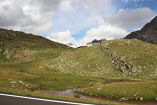 Blick über die Passhöhe auf Cima Dosegù und Ghiacciaio di Dosegù, …