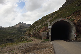 Tunnel und aufgegebener Straßenabschnitt, Blick zum Monte Gavia
