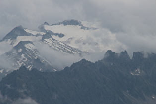 Zoom auf vergletscherte Gipfel der Gruppo dell'Adamello