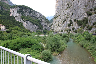 die Sarca am unteren Ende des Canyon di Limarò, Blick flussaufwärts