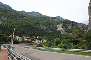 Blick über die Brücke über die Sarca am unteren Ende des Canyon di Limarò