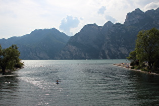 Blick über die Mündung der Sarca auf den Lago di Garda …