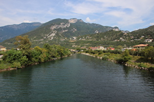 … und Blick flussaufwärts auf Monte Brugnolo und Monte Creino