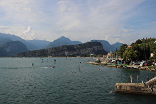 … Blick auf Riva del Garda, den Monte Brione und Torbole …
