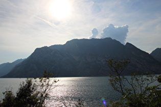 … Blick auf Pregasina, darüber Monte Carone und Cima di Vil, …