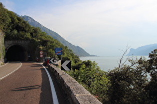 Grenze zwischen der Regione Trentino-Alto Adige/Südtirol und der Regione del Veneto, Blick nach Süden …