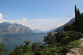 Blick über den Lago di Garda zum Monte Brione und auf Malcesine, …