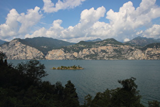… und Blick über die Isola dell'Olivo auf Tremosine sul Garda
