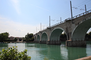 Eisenbahnbrücke über den Mincio, Blick flussaufwärts …