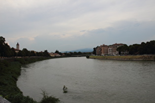 die Adige in Verona, Blick flussaufwärts zur Ponte del Risorgimento …