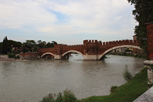 … und Blick flussabwärts zur Ponte Scaligero