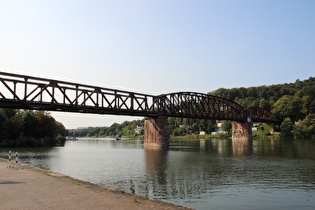 die Weserbrücke Hameln, eine stillgelegte Eisenbahnbrücke …