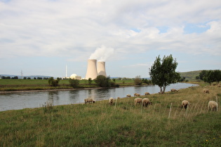 Blick über die Weser flussabwärts auf das Kernkraftwerk Grohnde …