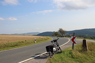 L580, namenloser Pass; Blick auf Holzberg und Burgberg, …