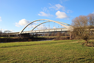 am Weserufer in Holzminden, Blick flussabwärts auf die Weserbrücke der B64 …
