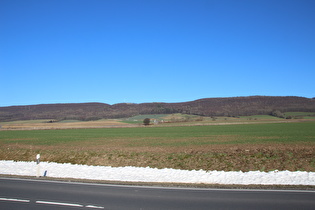 nördlich von Scharfoldendorf, Blick über die Passstraße zum Ith