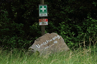 Schilder und Stein auf der Passhöhe