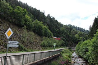 die Schwarzwaldbahn und die Gutach, Blick flussaufwärts …