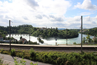 in Neuhausen am Rheinfall, Blick über die Bahnhof Neuhausen Rheinfall zum Rheinfall, dahinter die Rheinfallbrücke und das Schloss Laufen