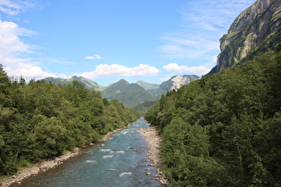 die Bregenzer Ach zwischen Enge und Hirschau, Blick flussaufwärts …