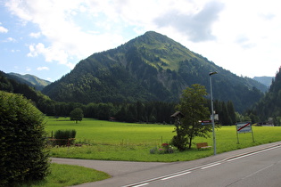 am Südrand von Schoppernau, Blick zur Üntschenspitze