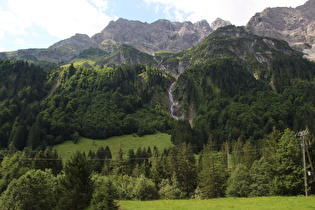 etwas weiter, Blick auf einen Zufluss zur Bregenzer Ach, dahinter Wasserkluppe und Hochkünzelspitze