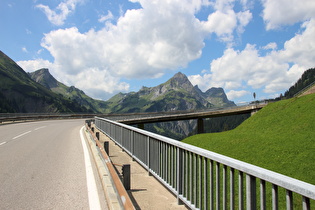 auf der Kurvenbrücke, Blick auf v. l. n. r. Rothorn, Schöneberg, Wasserkluppe, Hochkünzelspitze und Niedere Künzelspitze