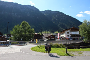 Etappenstart in Lech, Blick zum Rüfikopf