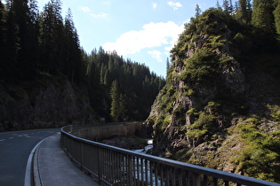 der Zürsbach am Südrand von Lech, Blick flussaufwärts …