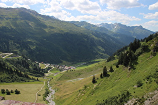 … Blick über den Flexenbach auf Stuben am Arlberg …