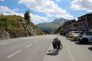 „Dach der Etappe“: Arlbergpass; Blick nach Südosten …