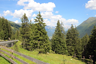 … und Blick talabwärts auf Sankt Anton und Sankt Jakob am Arlberg