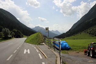 Nordportal des Tunnels zwischen Ischgl und Tschafein, mit Sommerumfahrung, dahinter der Predigberg