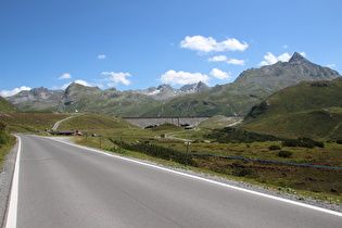 Blick auf Passhöhe und Weststaumauer des Silvretta-Stausees