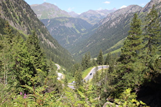 weiter unten, Blick auf die Silvretta-Hochalpenstraße und ins Montafon, am Horizont Berge des Valschavielkamms