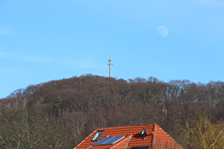 Zoom auf den Gipfel des Benther Berges und den Mond