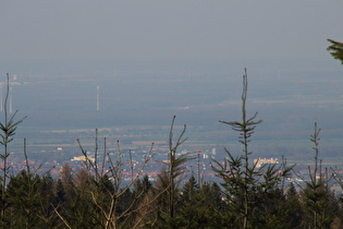 Zoom über Barsinghausen auf das Steinhuder Meer im Dunst