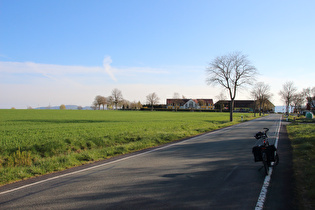 „Dach der Tour“: K43 zwischen Eichenborn und Kleinenberg; Blick nach Südwesten …