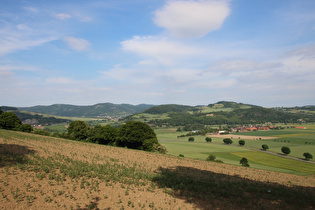 Blick auf v. l. n. r. Dölme, dahinter die Weserklippen bei Steinmühle, Rühle, dahinter den Vogler und Grave, dahinter die Rühler Schweiz