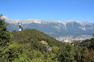 Blick auf Bergisel und Innsbruck, dahinter die Inntalkette