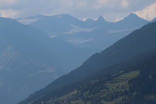 Zoom auf den Alpenhauptkamm am Horizont