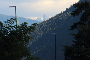 Zoom auf Gipfel in den Dolomiten am Horizont