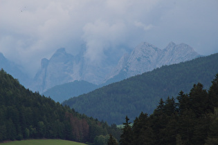 Zoom auf den Sarlkofel, dahinter die Sextner Dolomiten