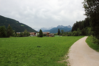 Blick über Welsberg auf Sextner und Pragser Dolomiten