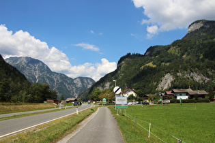 Südrand von Weißbach, Blick talabwärts auf die Loferer Steinberge …
