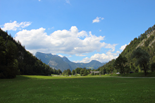 Blick talabwärts auf die Südflanke der Chiemgauer Alpen