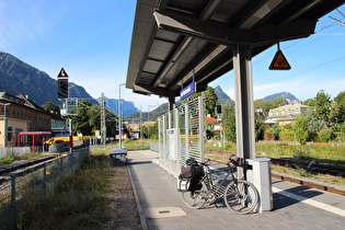 Bahnhof Bad Reichenhall, Blick nach Südwesten auf die Nordflanke der Reither Steinberge …