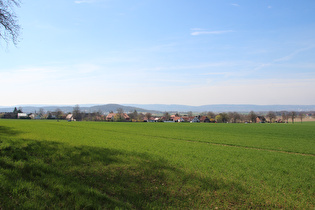 etwas weiter, Blick über Everloh auf Gehrdener Berg und Deister