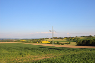 westlich von Eichenborn, Blick auf Neersen und v. l. n. r. Vogler, Holzberg und Solling am Horizont …